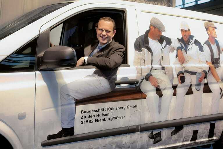 Thomas Urbach, Leiter Vertrieb Transporter bei Mercedes-Benz, übergibt den Vito mit dem preisgekrönten Design des Baugeschäfts Kolnsberg auf der Internationalen Handwerksmesse.