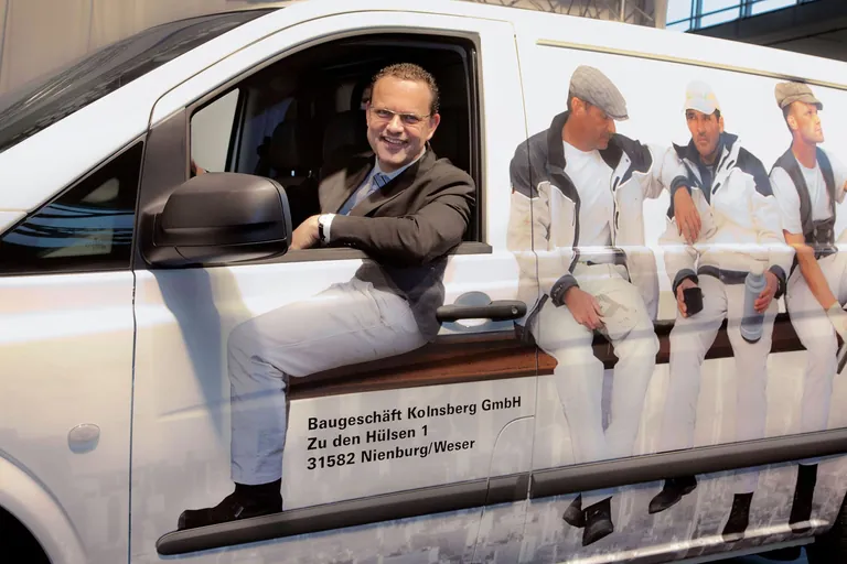 Thomas Urbach, Leiter Vertrieb Transporter bei Mercedes-Benz, &uuml;bergibt den Vito mit dem preisgekr&ouml;nten Design des Baugesch&auml;fts Kolnsberg auf der Internationalen Handwerksmesse.