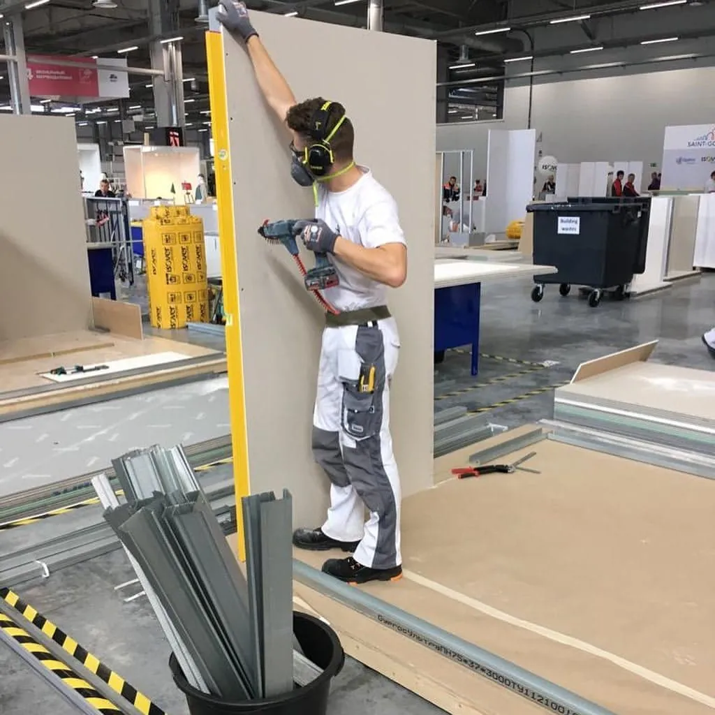 Stuckateur Tobias Schmider stellt zuerst einmal die Wand auf.