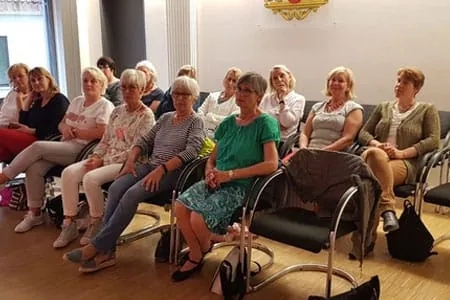 Mit Schirm und Handtasche, realistische Selbstverteidigung