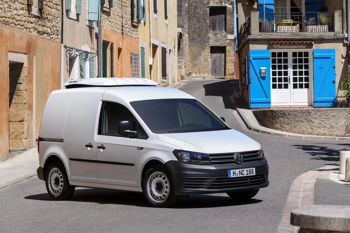 VW Caddy: Stadtlieferwagen im frischen Design