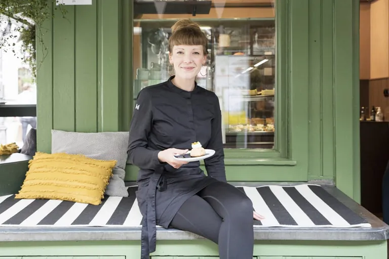 Konditormeisterin Lea Zapf vor ihrem Patisserie-Stand am M&uuml;nchner Viktualienmarkt.