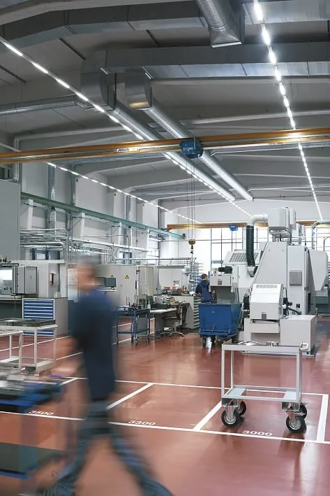 Beleuchtung: LED-Lichtbandsystem für Werkstätten und Hallen