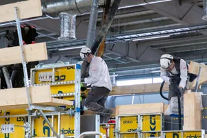 Die Stahlbetonbauer Julian Kiesl und Niklas Berroth hatten es heute mit Beton zu tun.