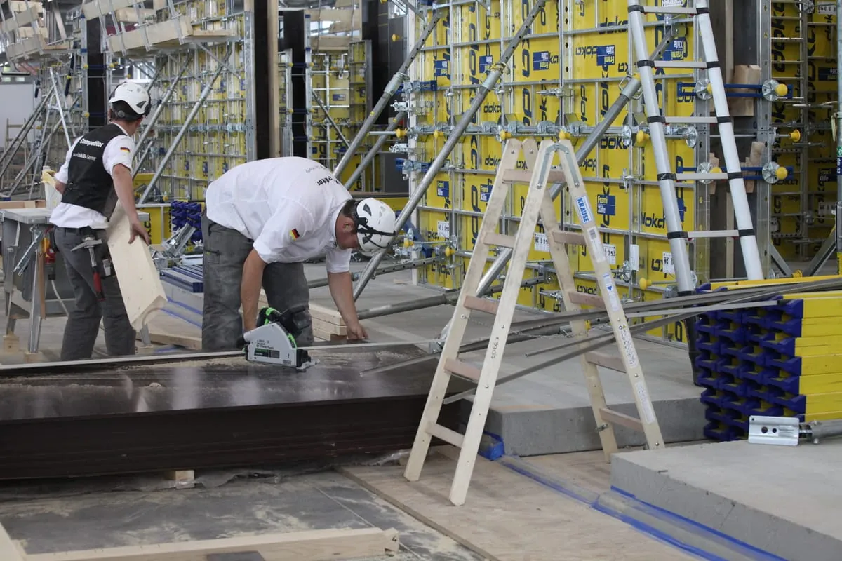 Und auch bei den Stahlbetonbauern Julian Kiesl und Niklas Berroth schaut der ZDB immer wieder, wie es läuft.