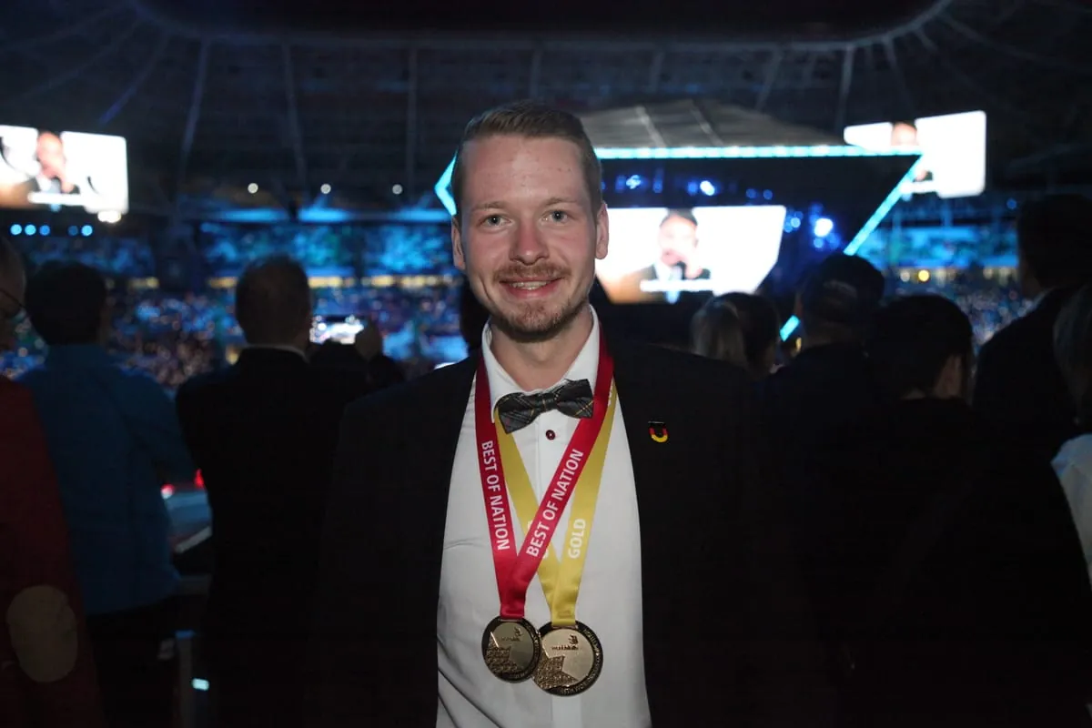 Den Triple geholt: Fliesenleger Janis Gentner ist Sieger der Herzen, Sieger der Goldmedaille und Sieger der Medaille "Best of Nation".
