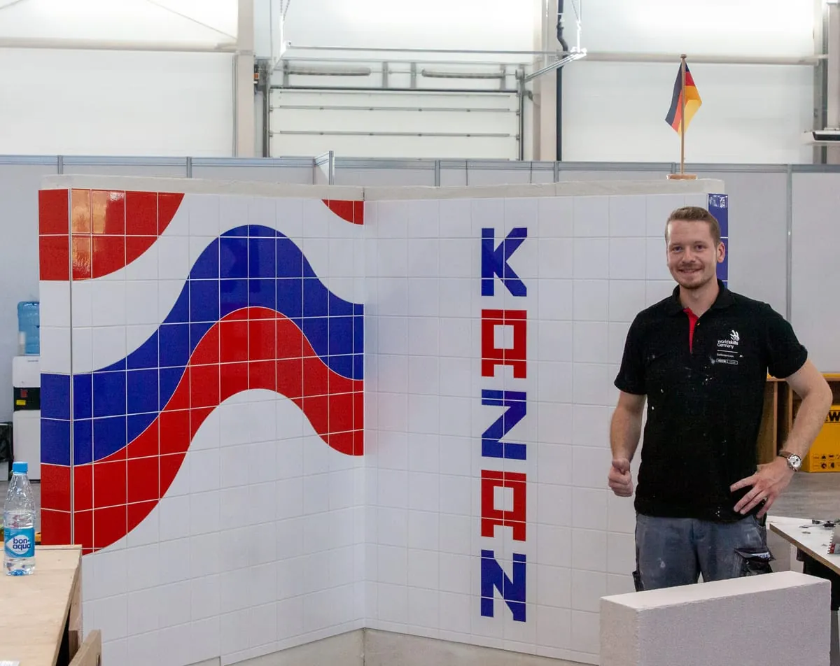 Fliesenleger Janis Gentner präsentiert sein Werk.