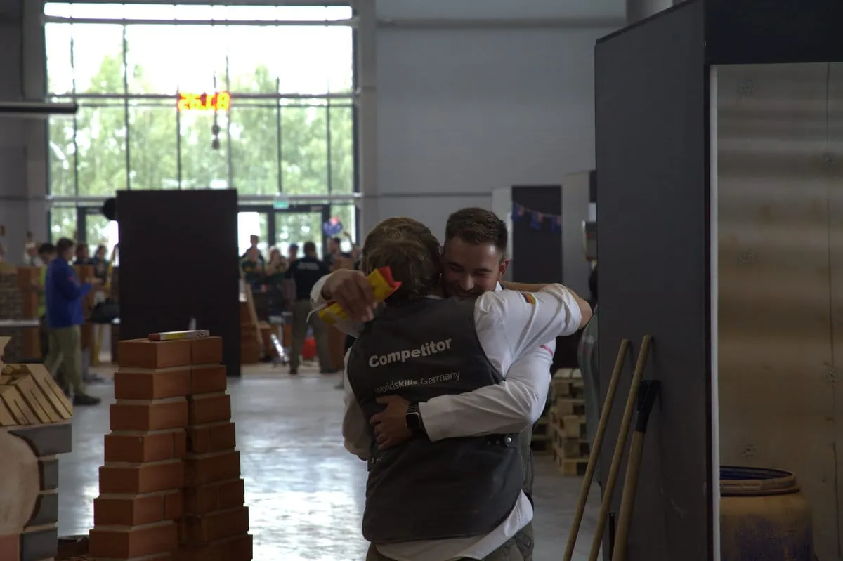 Da liegen sich zwei in den Armen: Maurer Christoph Rapp und sein Trainer Jannes Wulfes.