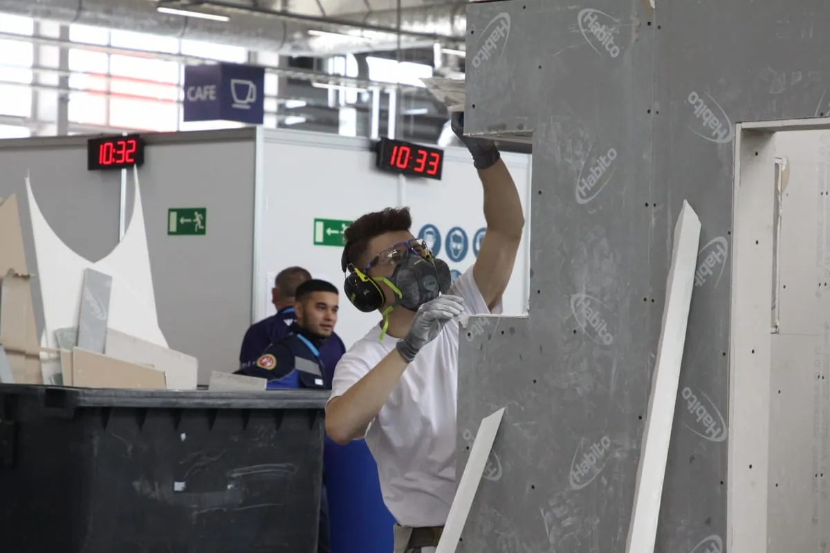 Stuckateur Tobias Schmidel musste heute unter anderem verspachteln.