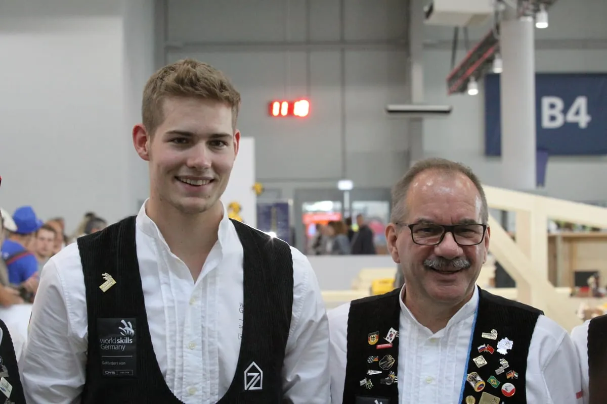 Beide glücklich: Zimmerer Alexander Bruns und sein Trainer Roland Bernardi.