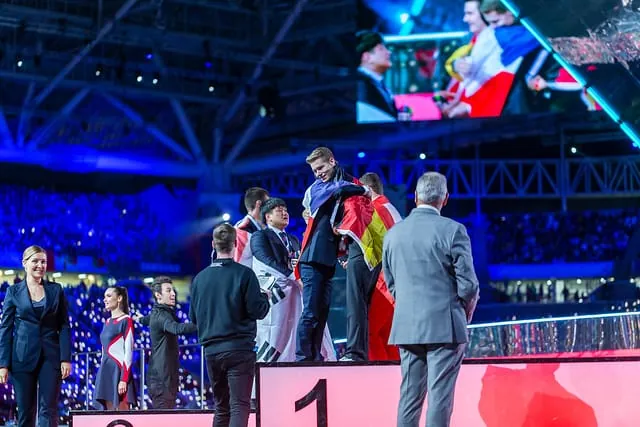 Das hat er sich verdient: Für seine besonders gute Leistung in der Disziplin Zimmerer steht Alexander Bruns bei der Siegerehrung ganz oben auf dem Treppchen. Wir gratulieren!