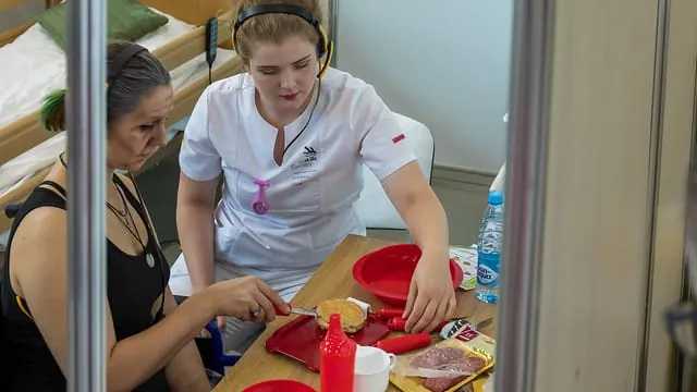 Elisabeth Hölscher zeigt an Skill 41 Gesundheits- und Sozialbetreuung, was sie kann.