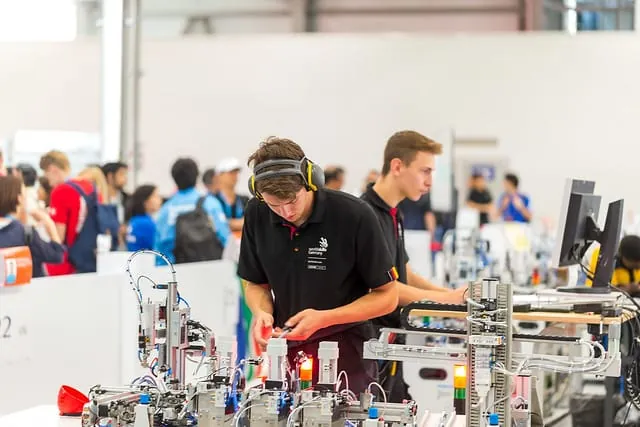 Die Mechatroniker Jan Kintzi und Felix Alt arbeiten Hand in Hand.