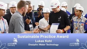 Lukas Kohl gewinnt in Skill 55, Water Technology, den Sustainable Practice Award.