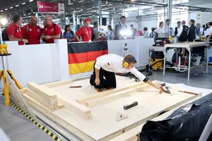 Sechs Stunden Arbeit bedeutet der erste Wettkampftag bei den WorldSkills 2019 f&uuml;r Zimmerer Alexander Bruns. Da geh&ouml;rt eine gro&szlig;e Portion Konzentration dazu, um sich nicht von den Zuschauern ablenken zu lassen. 
