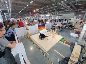 Zimmerer Alexander Bruns baut Modul 2 zusammen.