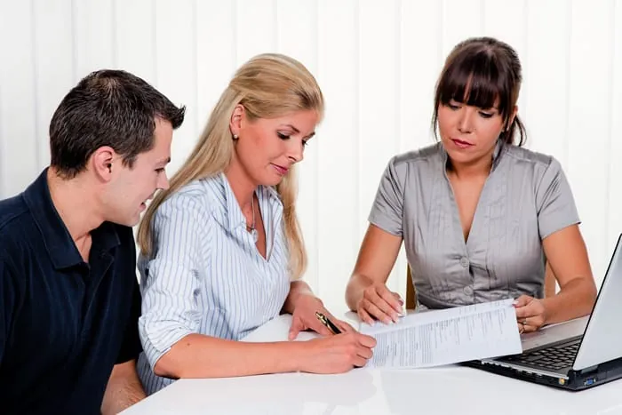 Frau unterschreibt B&uuml;rgschafts-Vertrag