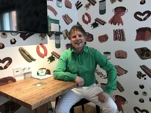 Claus B&ouml;bel in seinem  Bratwursthotel