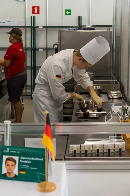 Beim Wettkampf an Skill 34, Koch, hat Aljoscha Burkhard Knoblich den 12. Platz belegt und holt sich eine Exzellenzmedaille.