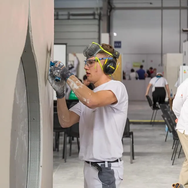 Beim Wettkampf an Skill 21, Stuckateur, hat Tobias Schmider den 8. Platz belegt und holt sich eine Exzellenzmedaille.