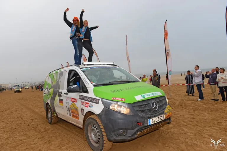 Viola Hermann und Vanessa Wagner bei Parade der Rallye Aicha des Gazelles