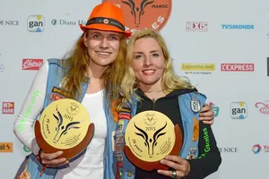 Viola Hermann und Vanessa Wagner bei Siegerehrung der Rallye Aicha des Gazelles