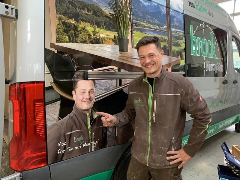 Brack Wintergarten - Mitarbeiter Max vor Transporter