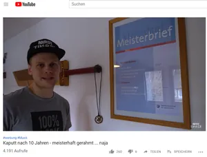 Paul Robben mit seinem gerahmten Meisterbrief