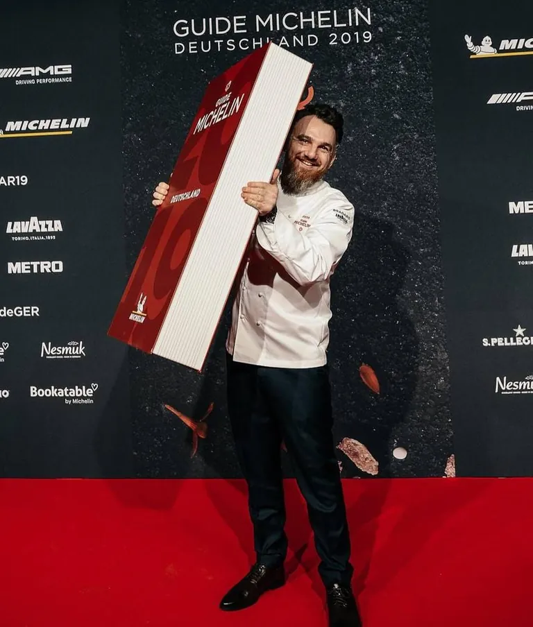 Ren&eacute; Frank mit dem Guide Michelin