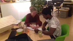 Zimmerei & Holzbau Wiedmer: Teammitglied Anika mit Azubi Tijan