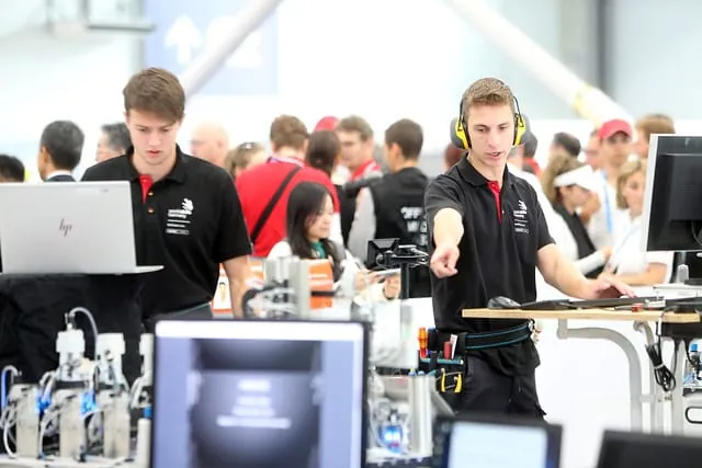 Beim Wettkampf an Skill 4, Mechatroniker, haben Felix Alt und Jan Kintzi den 21. Platz belegt.