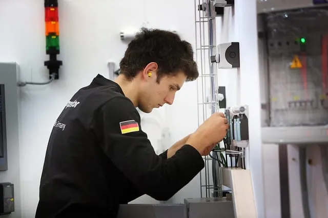 Beim Wettkampf an Skill 19, Anlagenelektrik, hat Stefan Lamminger den 4. Platz belegt und holt sich eine Exzellenzmedaille.