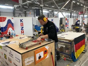 Nachdem Fliesenleger Janis Gentner die Wand gestern fertiggestellt hat, geht es heute am Boden weiter.