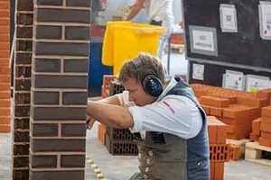 Maurer Christoph Rapp blendet auch am zweiten Tag alles um ihn herum aus. 