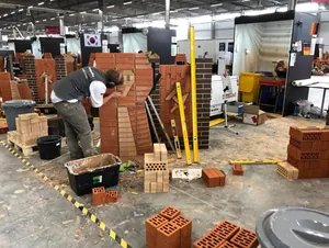 Maurer Christoph Rapp hat schon einen gro&szlig;en Teil seiner Aufgabe erledigt.