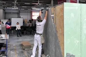 Stuckateur Tobias Schmider ist auch am Vormittag wieder an die Arbeit gegangen. 