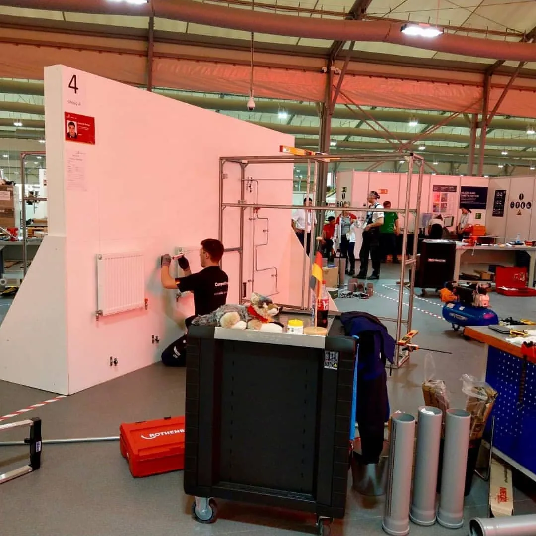 "Der zweite von insgesamt drei Wettkampftagen ist im vollen Gange. Dominik liegt gut im Rennen, aber zur Zeit ist der Ausgang noch völlig offen."