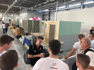 Stuckateur Tobias Schmider hat den ersten Tag gut hinter sich gebracht. Heute geht es f&uuml;r ihn von 9.30 Uhr bis 12.30 Uhr weiter.