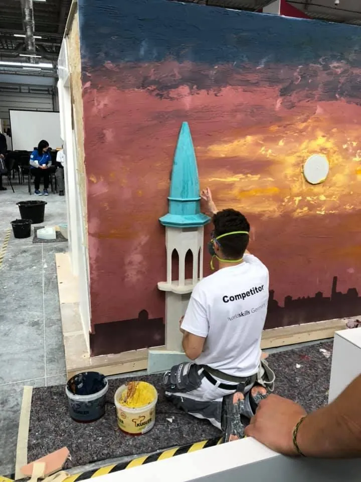 Ein richtiges Kunstwerk ist am Arbeitsplatz von Stuckateur Tobias Schmider entstanden.