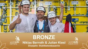 Gratulation! Die Stahlbetonbauer Niklas Berroth und Julian Kiesl holen sich die  Bronzemedaille.