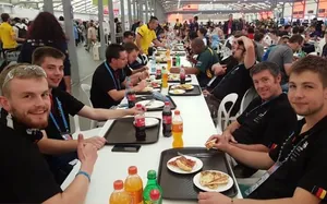 Beim gemeinsamen Mittagessen kann sich das Team Germany austauschen und motivieren.