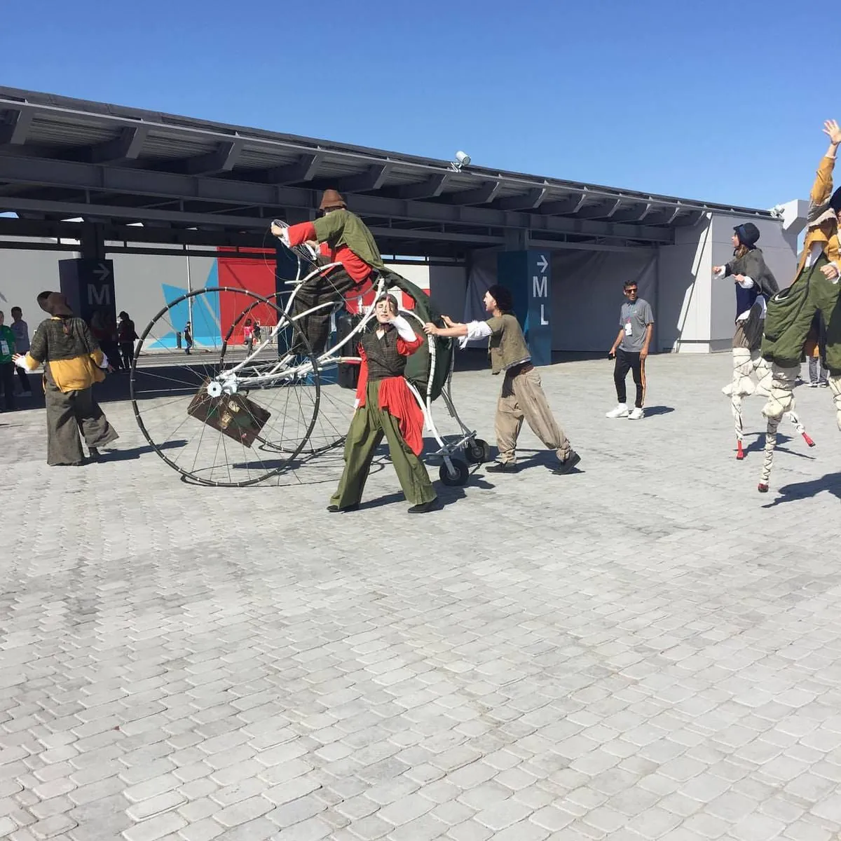 Nicht nur in den Hallen der Kazan Expo gibt es einiges zu sehen. Auch auf dem Gelände rund um die Hallen wird den Besuchern etwas geboten...