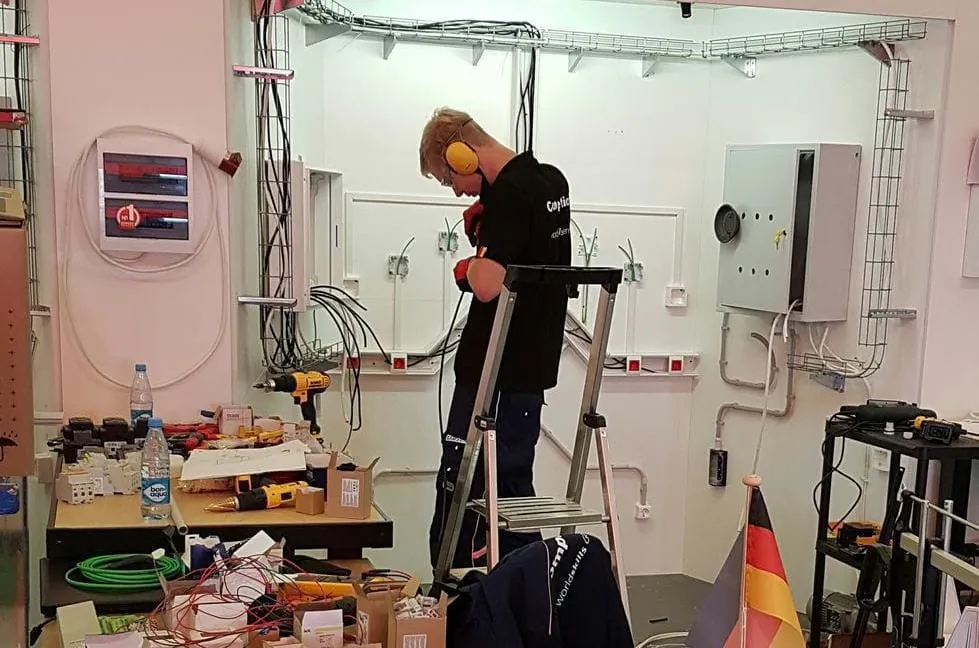 Elektroinstallateur Kai Lukas Rigterink, der Herr über die Kabel.