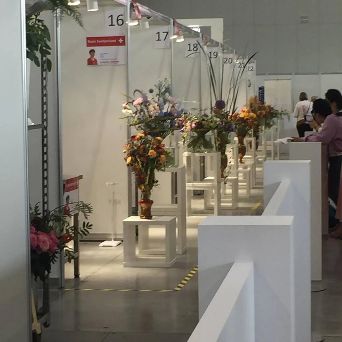 So sieht es am Stand von Skill 28 aus, wo die Floristin Ines Senft heute vormittag schon fleißig war.