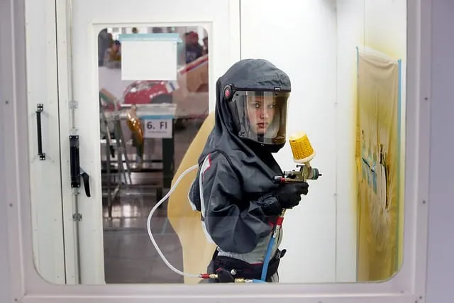 Fahrzeuglackiererin Johanna Kaiser in voller Montur.