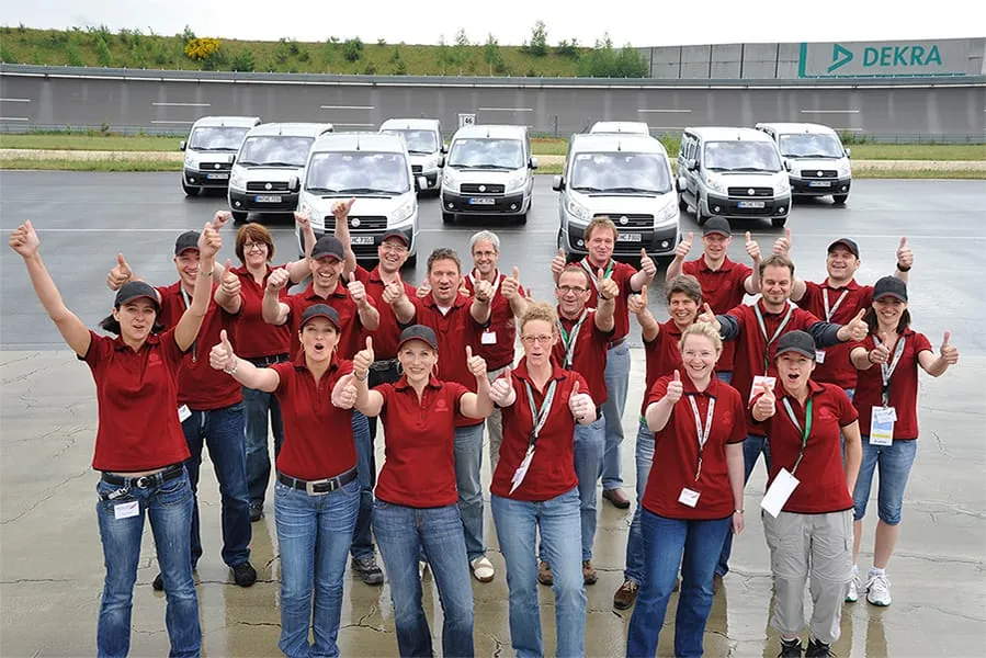 Teamwork: Jeweils zwei Vertreter eines Betriebs testeten den Fiat Scudo und hatten sichtlich Spaß dabei.