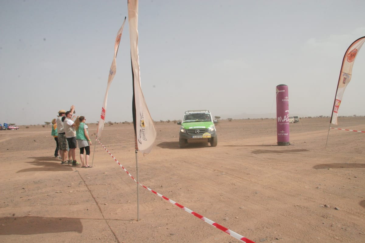 Das Mercedes-Team nimmt die Siegerinnen an der Ziellinie mit einer Flasche Champagner in Empfang.