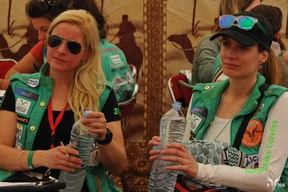 Team 318 mit Viola Hermann (links) und Vanessa Wagner (rechts) beim täglichen Etappen-Briefing