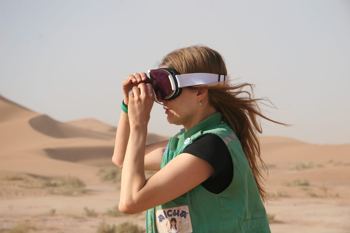 Vanessa Wagner bemüht sich im herannahendem Sandsturm um eine letzte Peilung.