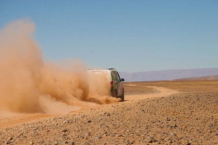 Mercedes im Wüstensand